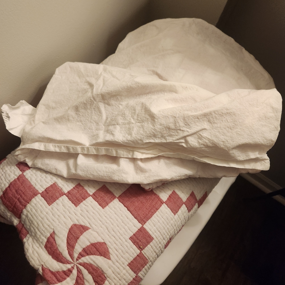 NEW THRESHOLD White/Red Bedding Comforter & 2 SHAMS QUEEN - Picture 6 of 6